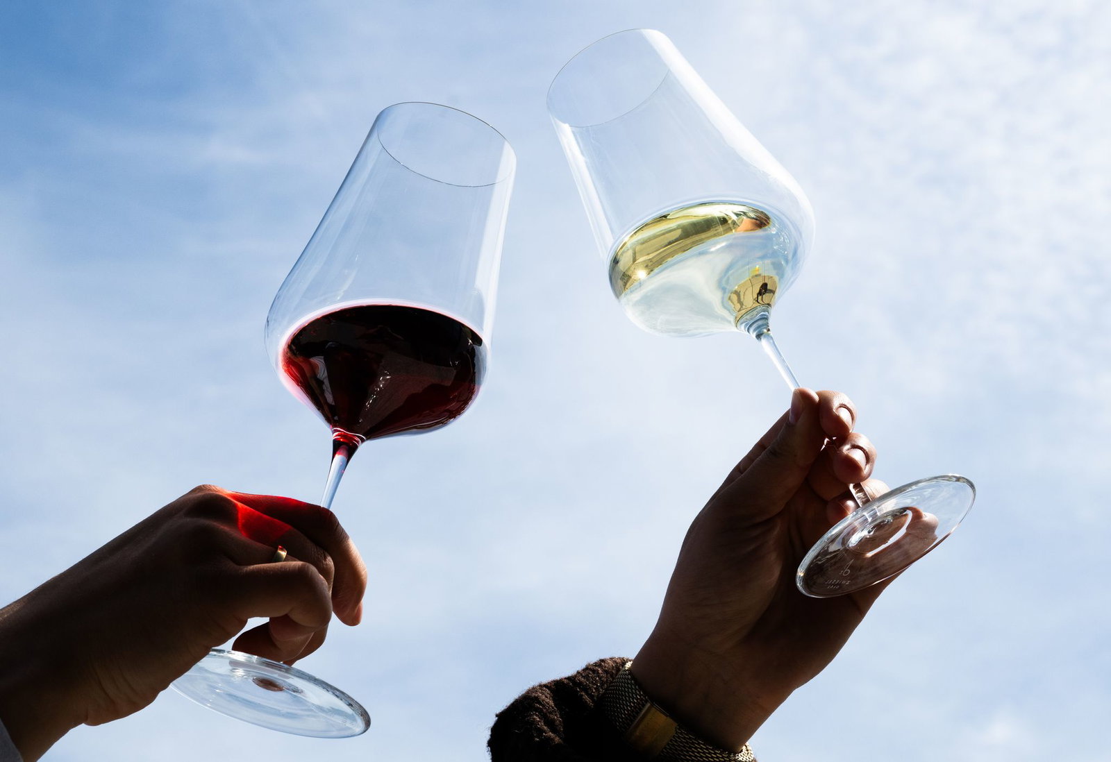 Rot oder weiß? Weltweit steigt eher Weißwein in der Gunst der Weintrinker. (Symbolbild)