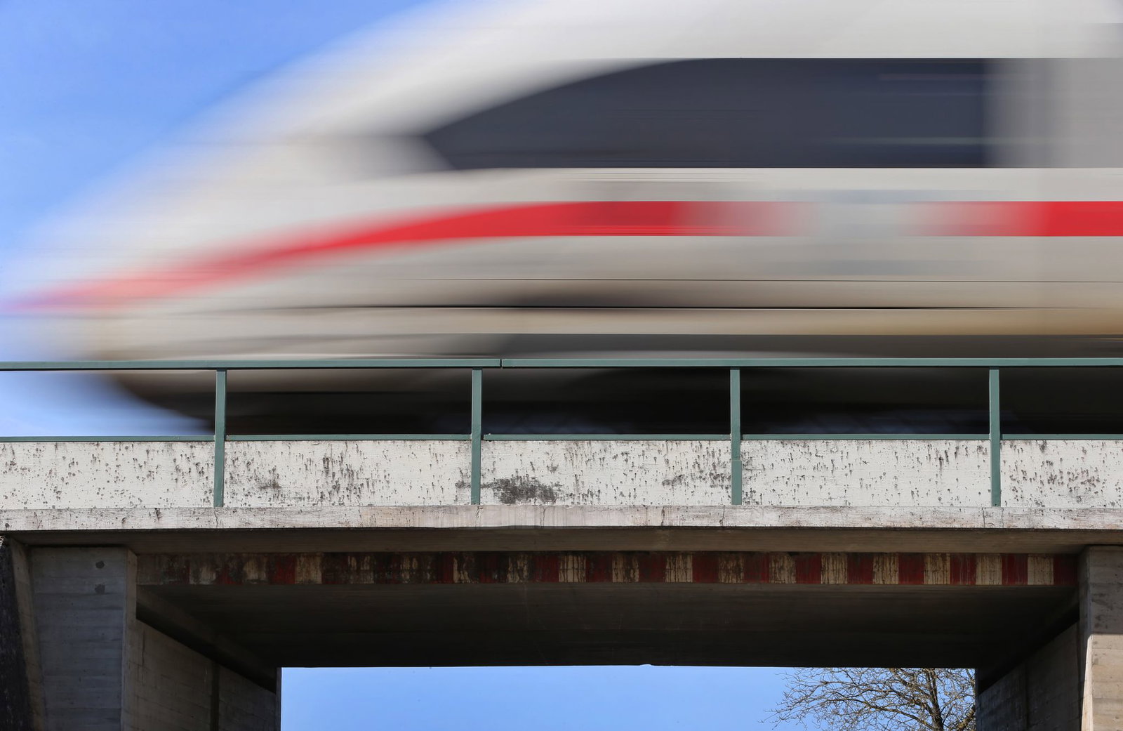Das Projekt zum Neubau der ICE-Strecke zwischen Augsburg und Ulm wird nun im Bundestag beraten. (Archivbild) 