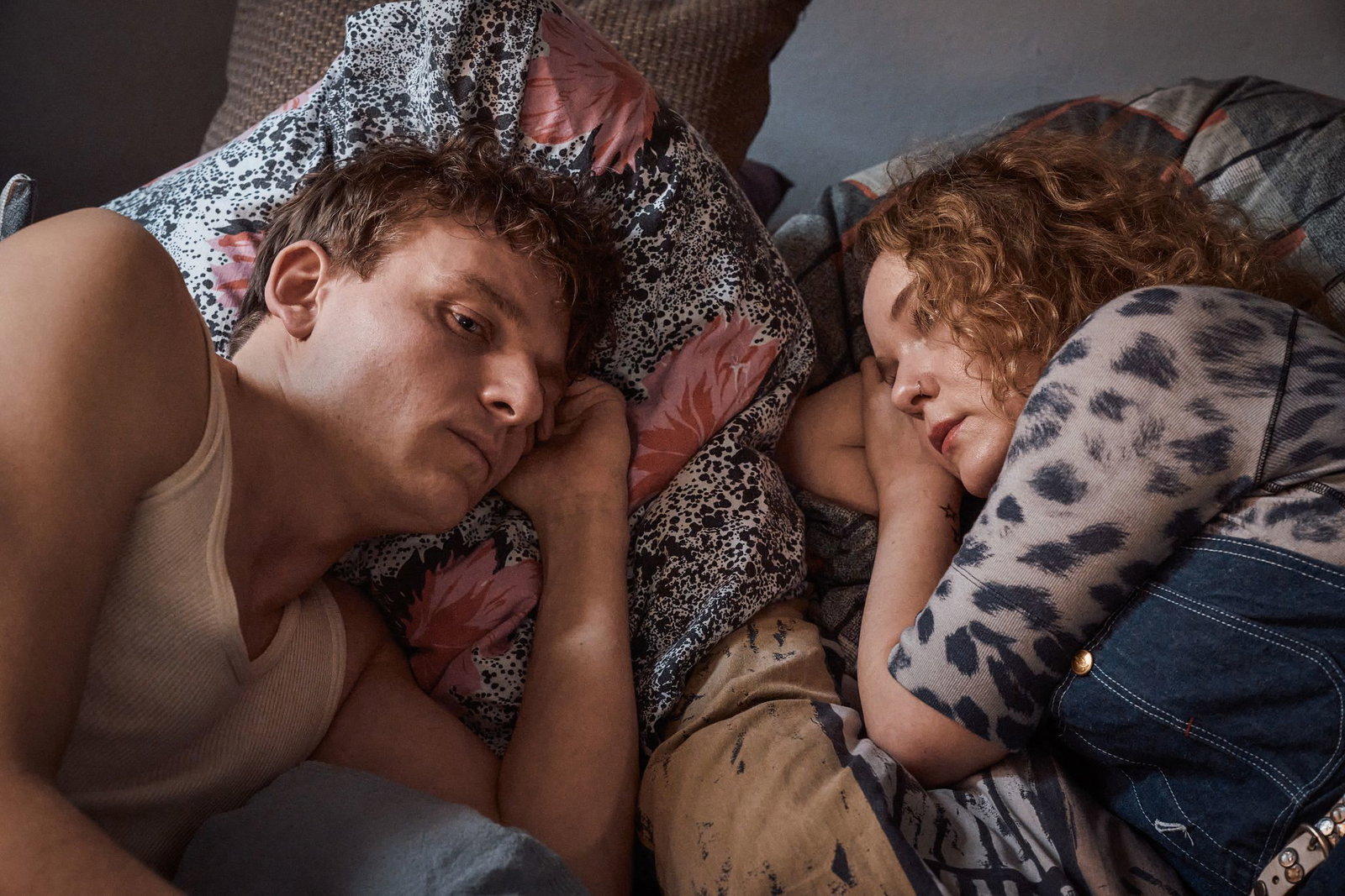 Eine Filmszene: Oliver Knöbel (Johannes Hegemann, l.) kann sich immer auf seine treue Freundin Marlene Stelling (Angelina Häntsch, r.) verlassen. 