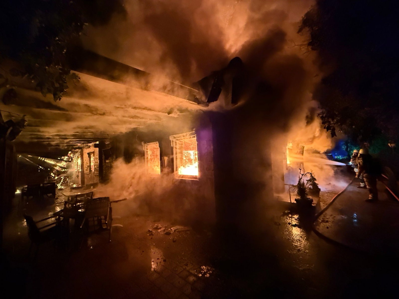 Feuerwehrleute versuchen das Flammeninferno noch zu löschen, jedoch ohne Erfolg. 