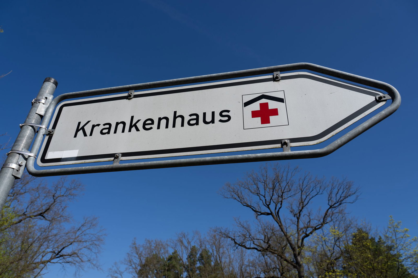 In einem Krankenhaus nimmt die Polizei den Verdächtigen fest. (Symbolbild) 
