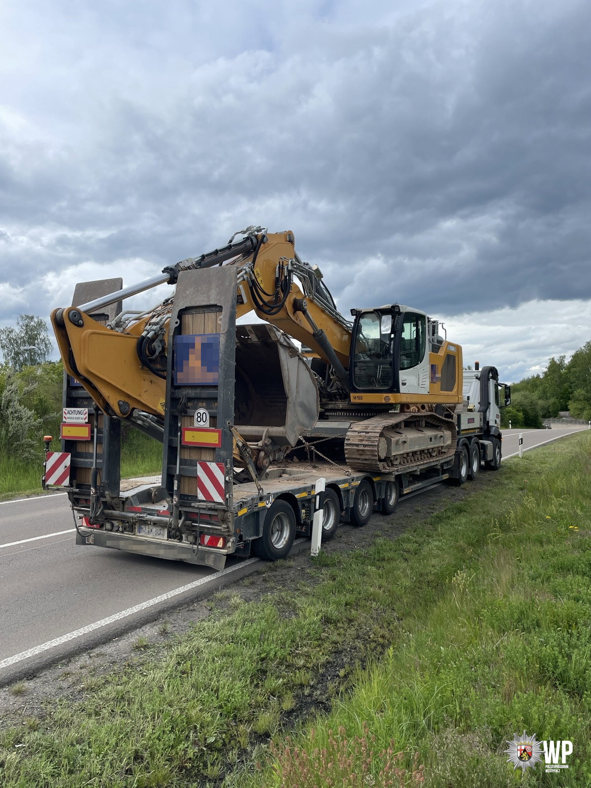 LKW mit Bagger geladen