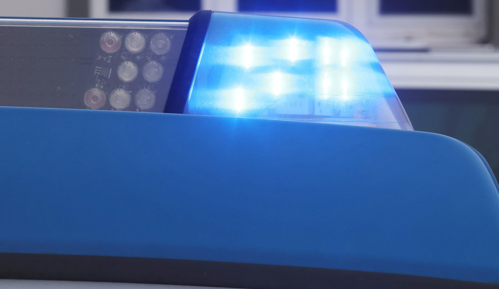 Ein Krankentransporter ist bei Schefflenz von der Fahrbahn abgekommen und hat sich überschlagen. (Symbolbild)