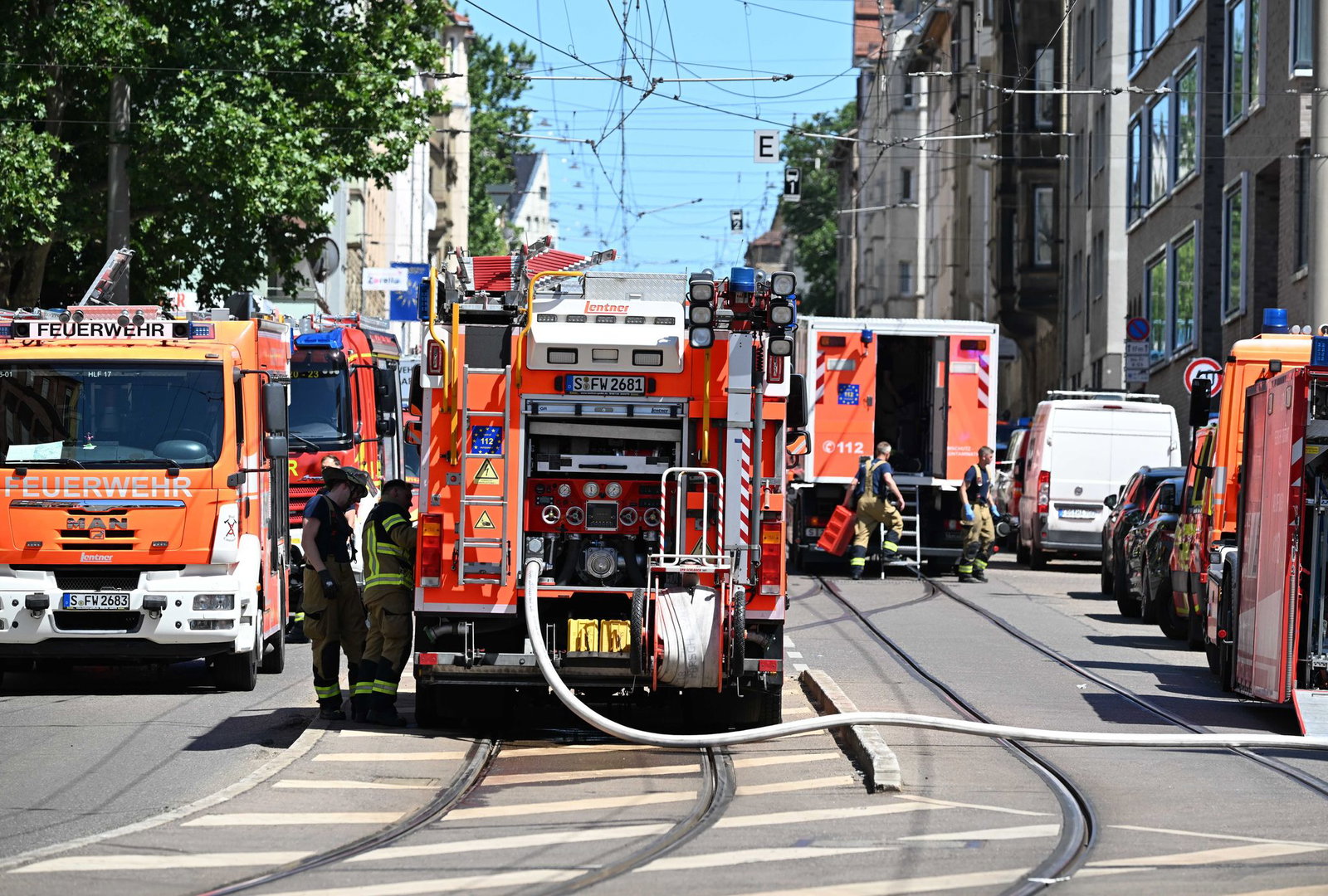 Die Feuerwehr rückte mit zahlreichen Einsatzfahrzeugen an.