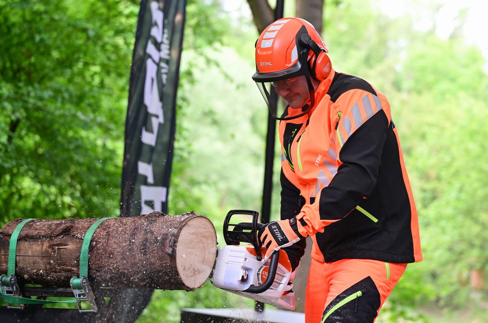 Der Absatz von Stihl-Akkugeräten war zuletzt gewachsen. Vorstands-Chef Traub sägt bei der Bilanz-Pressekonferenz mit einer neuen Stihl-Akkusäge einen Baumstamm.