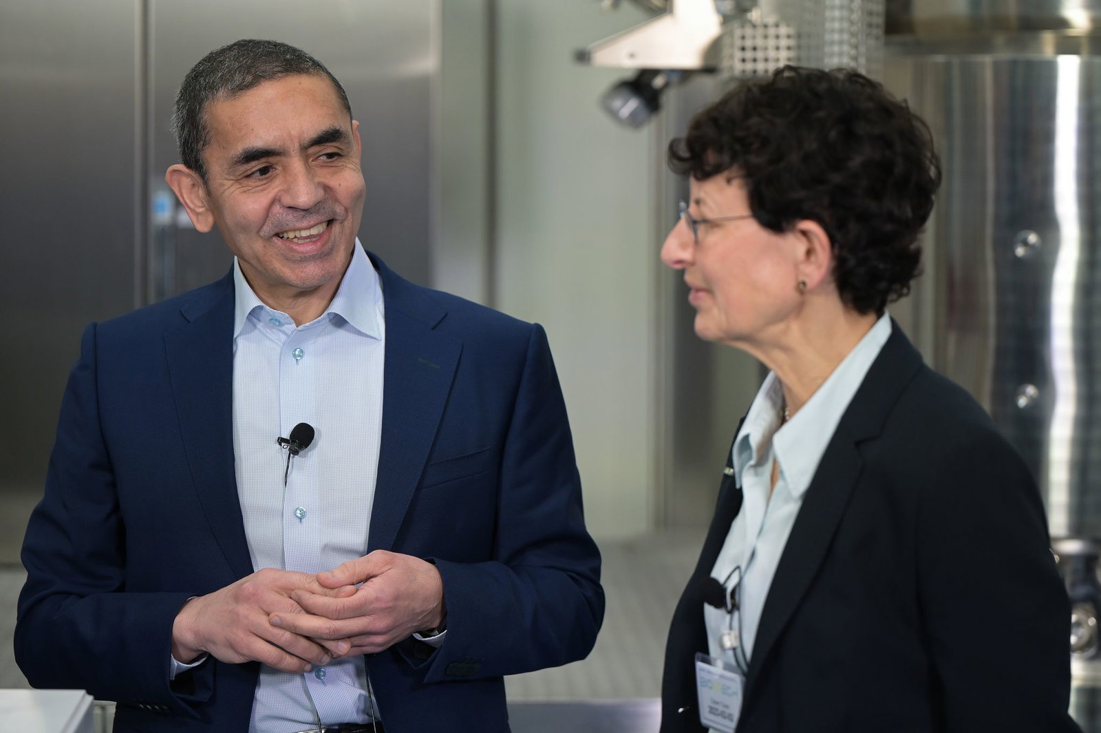 Die Biontech-Gründer Ugur Sahin und Özlem Türec verlassen das Unternehmen. (Archivbild)
