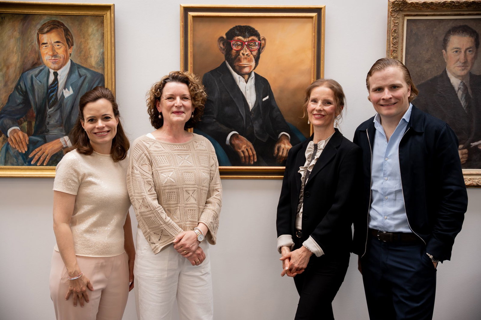 Maskottchen Charly hängt nun in der Ahnengalerie der Familie Grupp beim Bekleidungsunternehmen Trigema: Bonita Grupp (von links), Malerin Hanna Bastian, Bildeinrahmerin Sylvia Reh und Wolfgang Grupp junior vor dem Porträt in Öl von Charly. (Handout)