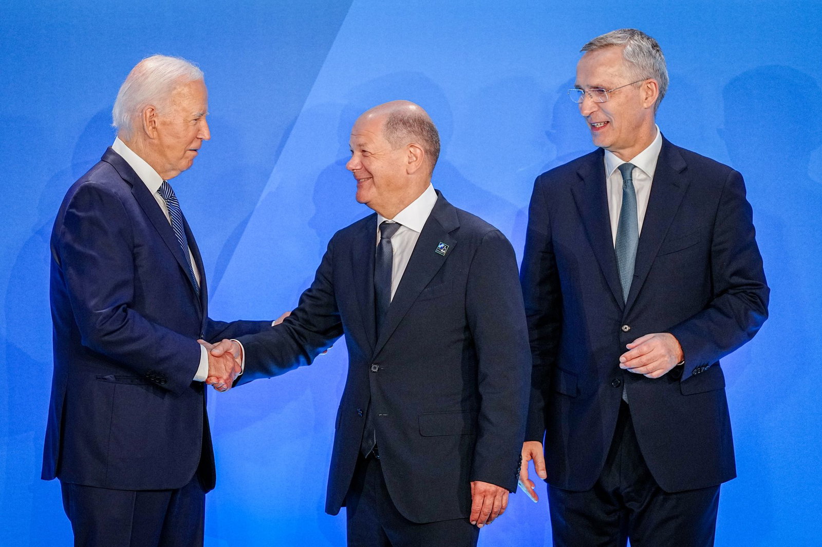 Biden (l) und Scholz (M) sprachen 2024 am Rande des Nato-Gipfels in Washington über die geplante Stationierung - hier mit dem damaligen Nato-Chef Stoltenberg (r). (Archivbild)