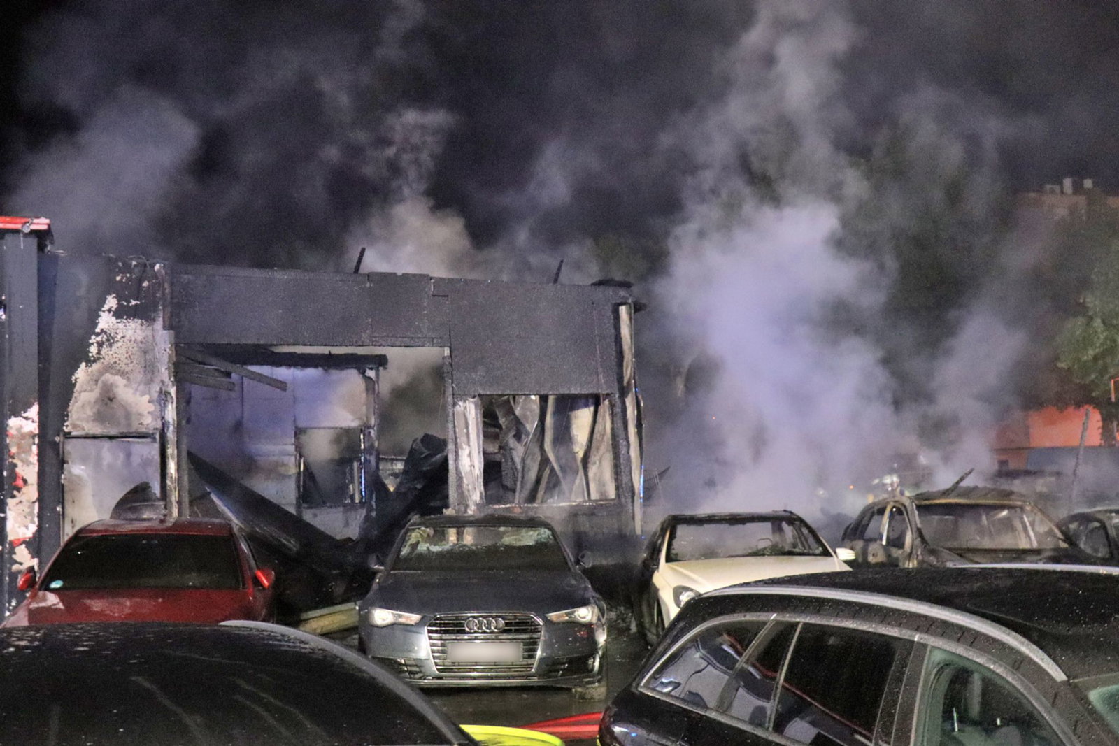 Rauch steigt auf dem Gelände des Autohauses auf.