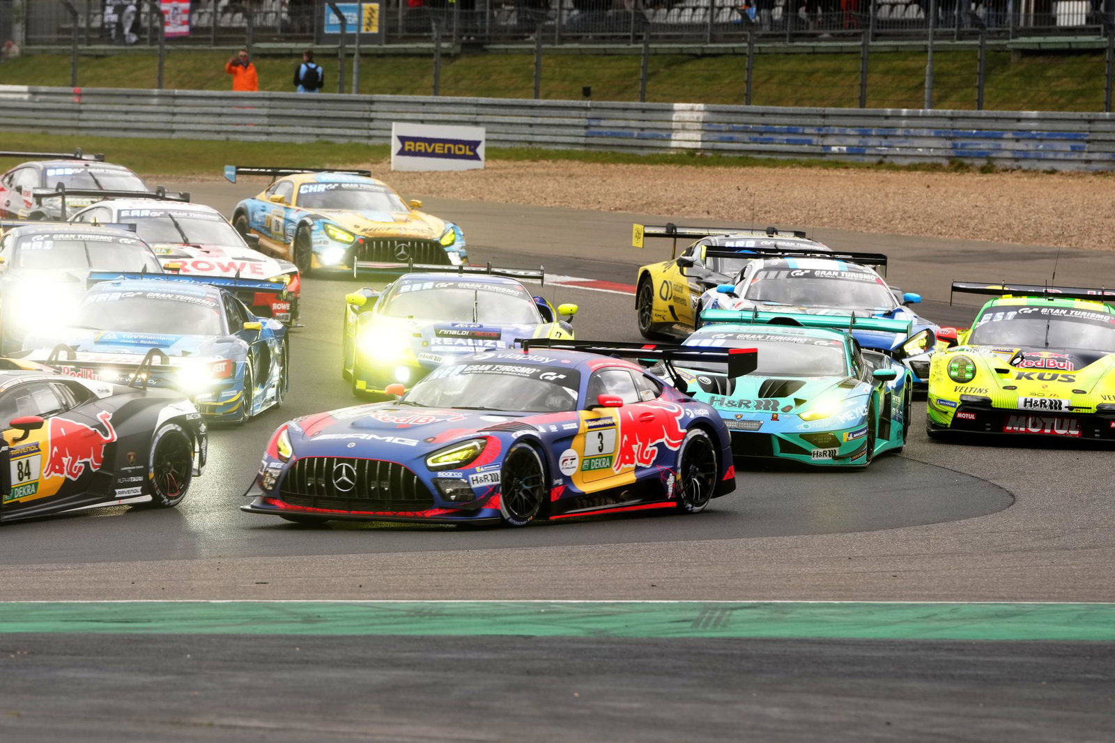 Max Verstappens Team (M) hatte das Rennen lange angeführt.