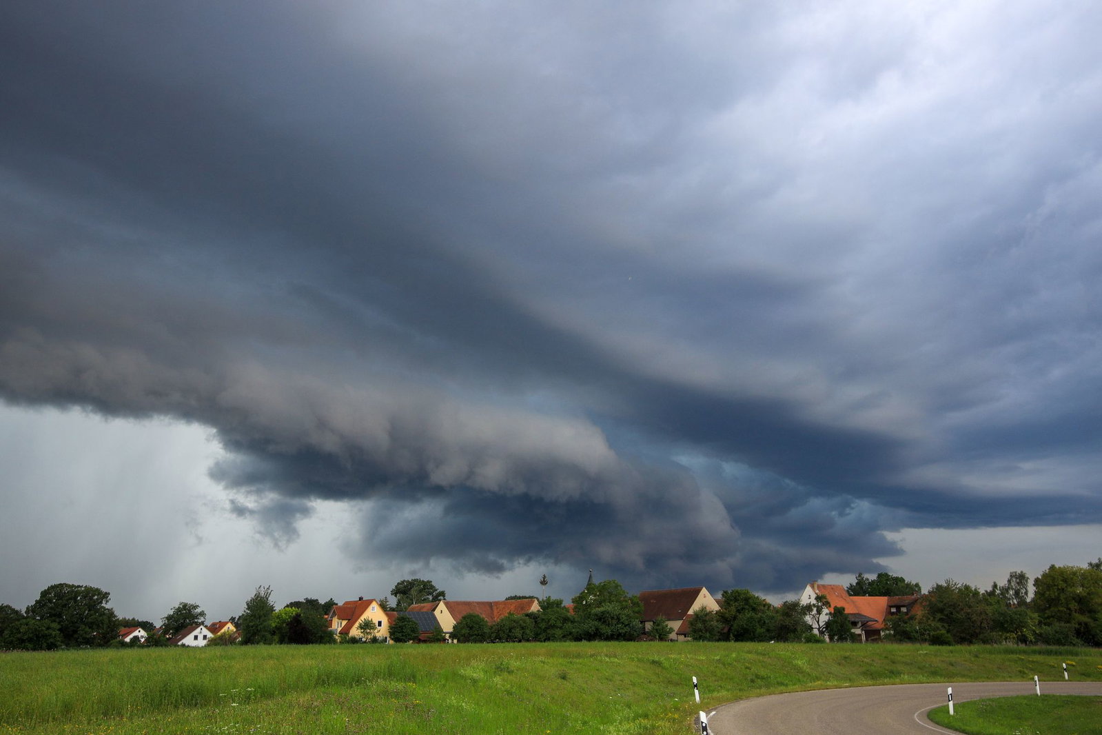 Die Folgen von Unwettern sind oft teuer für Versicherungen und Hausbesitzer. (Archiv) 