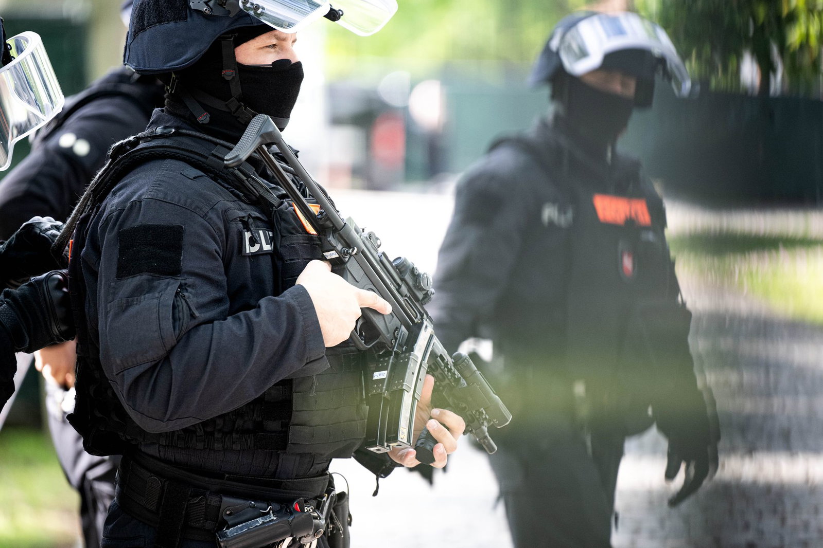 Bewaffnete Einsatzkräfte bewachen das Gerichtsgelände. (Archivbild)