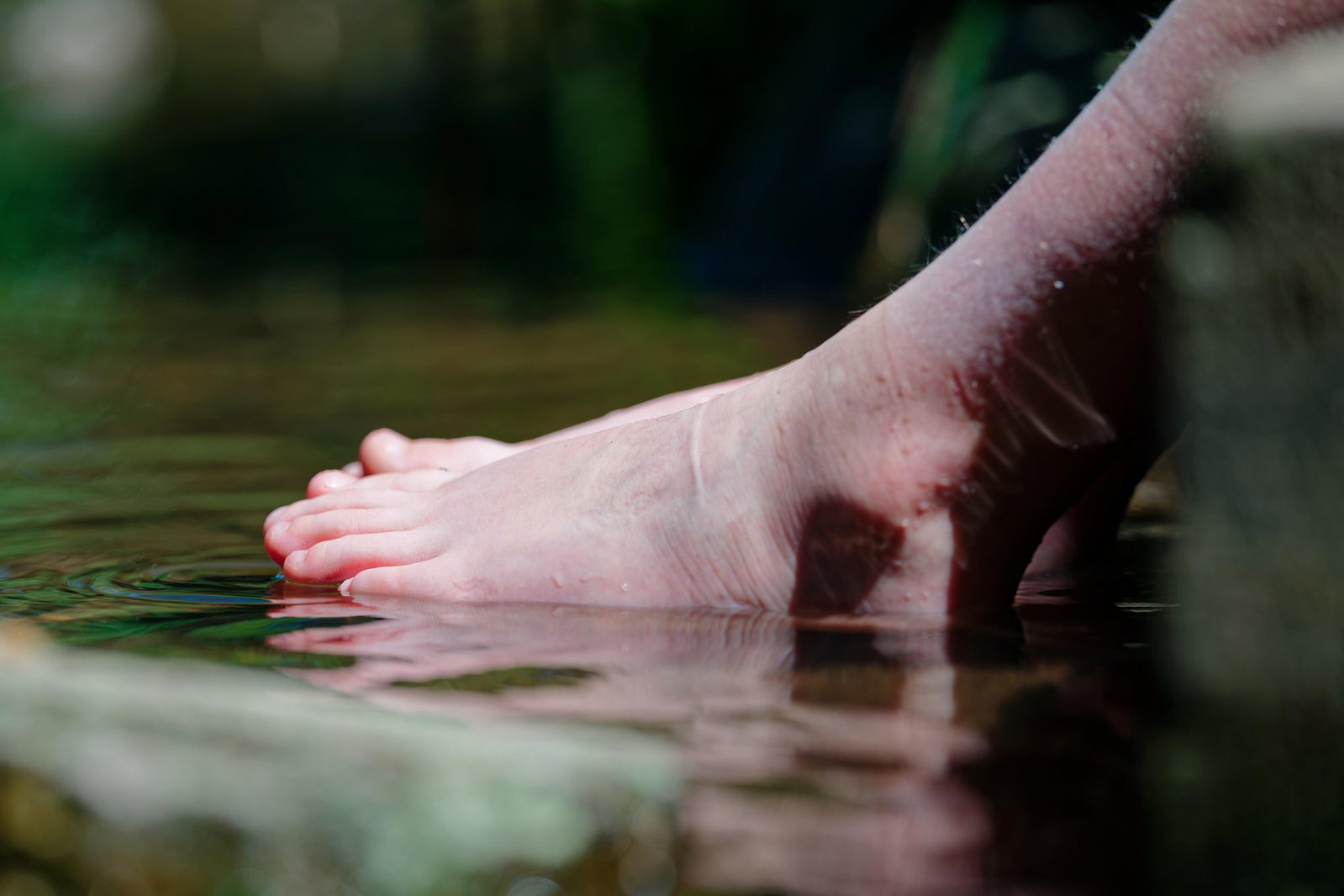 Auch eine Abkühlung im Wasser kann bei Hitze guttun. (Archivbild)