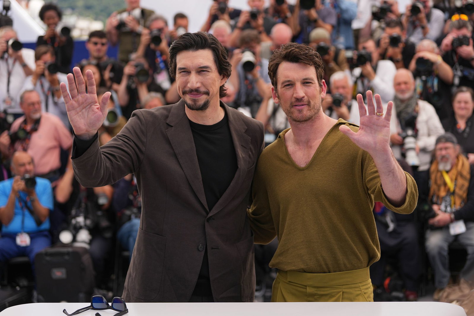 Filme miteinander konkurrieren zu lassen, widerspricht sich für Hollywood-Star Miles Teller (rechts). Mit Adam Driver posiert er für Fotografen bei den Filmfestspielen in Cannes. (Archivbild)