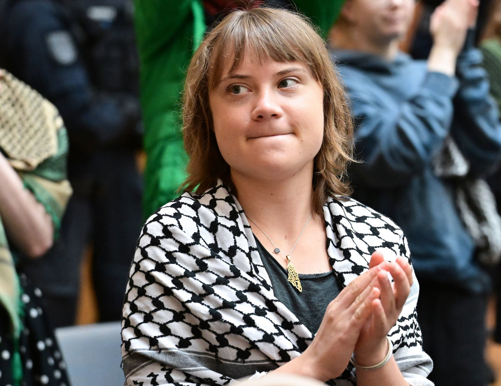 Aktivistin Greta Thunberg als Zuschauerin in einem Gerichtssaal in Stuttgart-Stammheim.