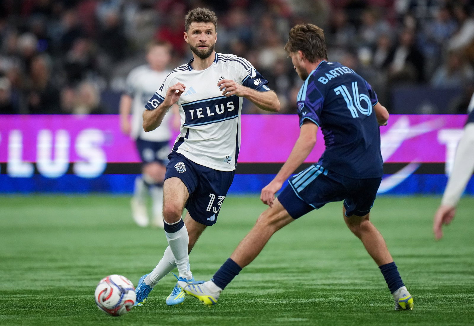 Thomas Müller (l) gehört zu den Spielern mit den höchsten Jahresgehältern in der MLS. (Archivbild)