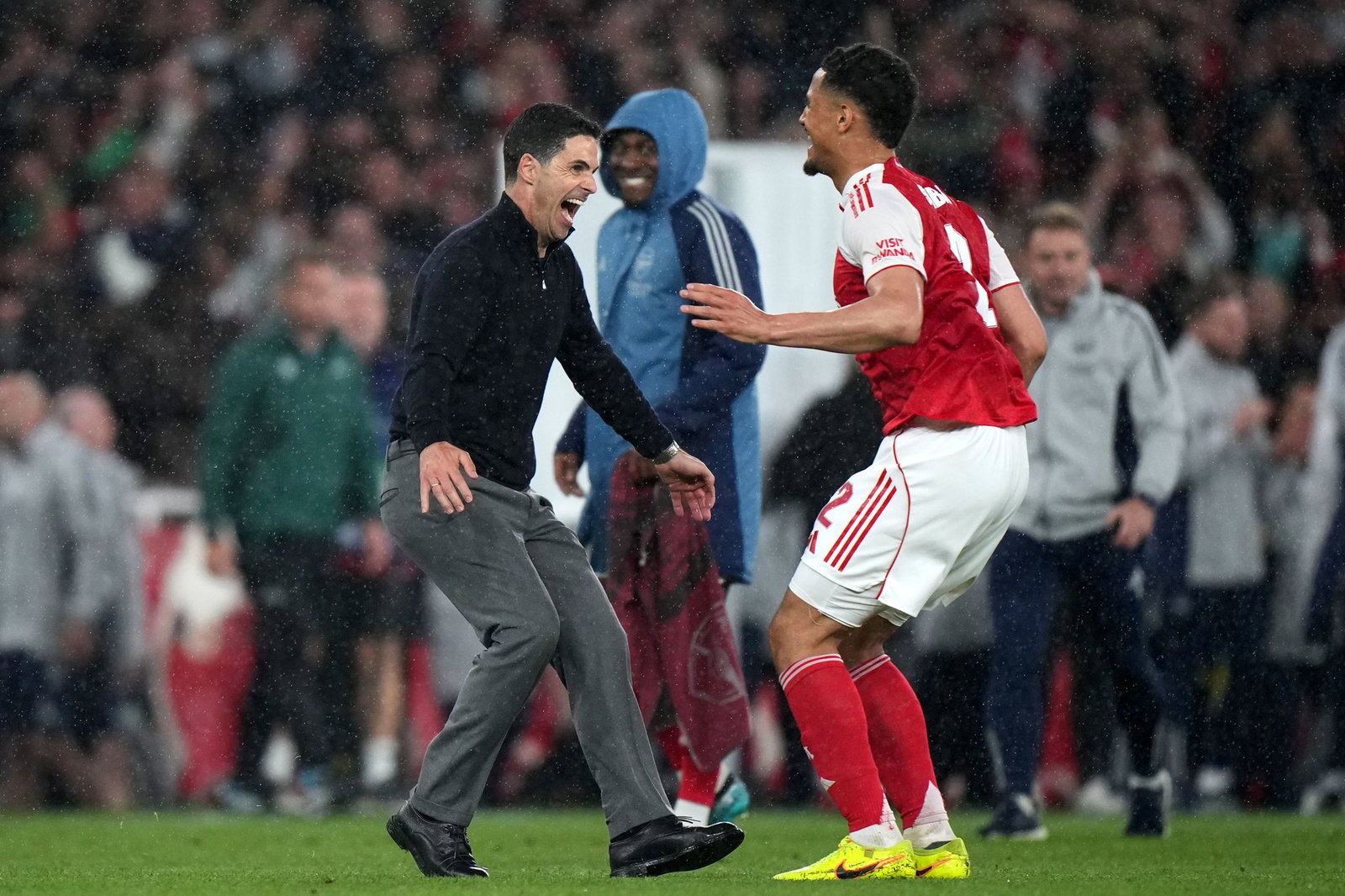 Nach Arsenals Champions-League-Finaleinzug brach im Stadion Partystimmung aus.