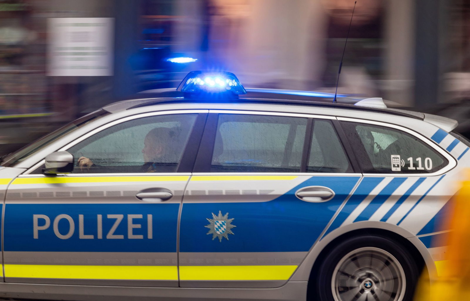 Die Polizisten lösten die Streit auf der Fahrbahn auf. (Symbolbild)