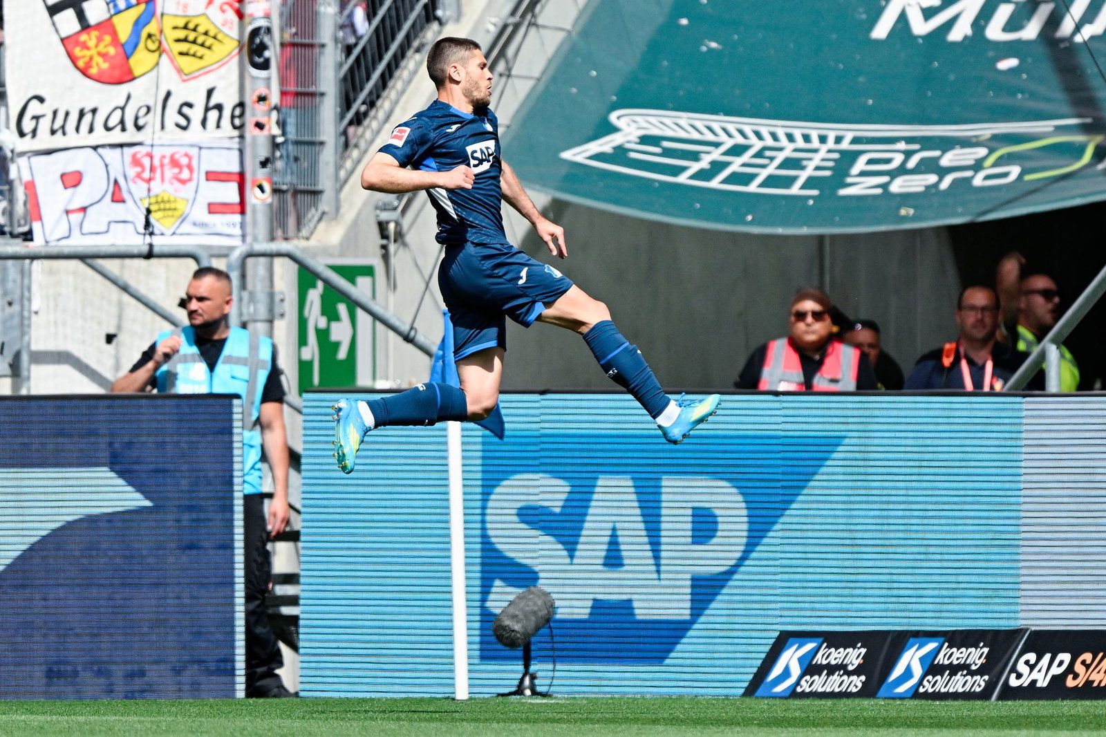 Früher Torjubel gegen den VfB: Andrej Kramaric. 