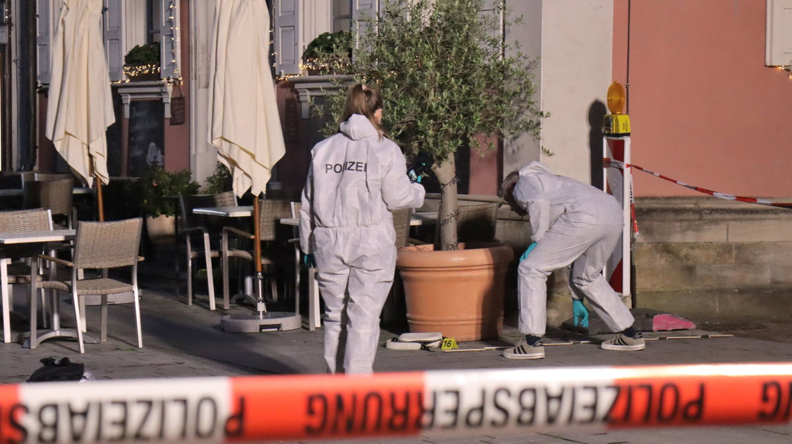  Weil Pfefferspray und Warnschüsse ihn nicht aufhielten, gaben die Polizisten mehrere Schüsse auf den Mann ab.
