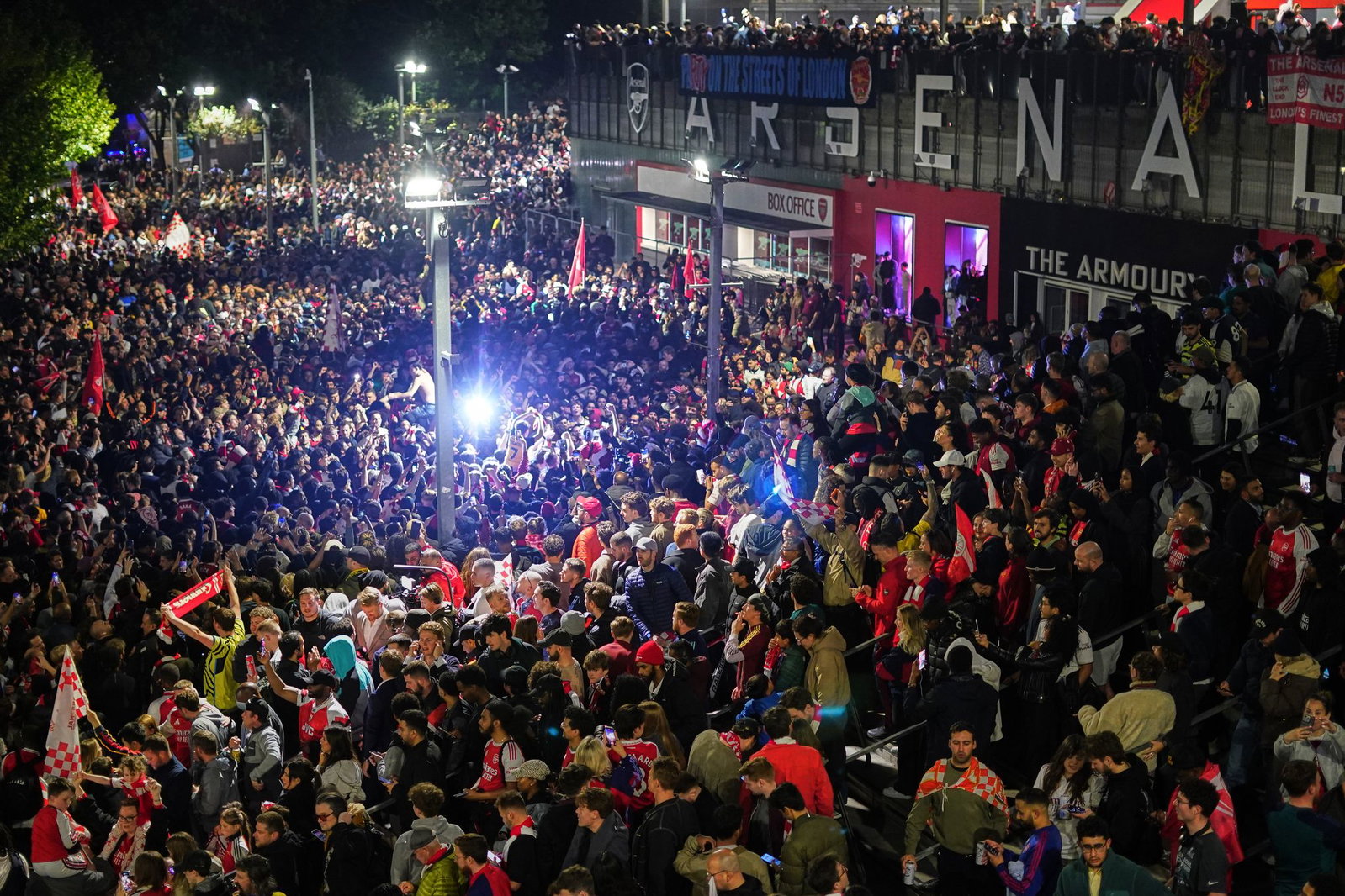 Nach dem Gewinn der Meisterschaft feierten Tausende Arsenal-Fans bis in die Morgenstunden am Stadion.