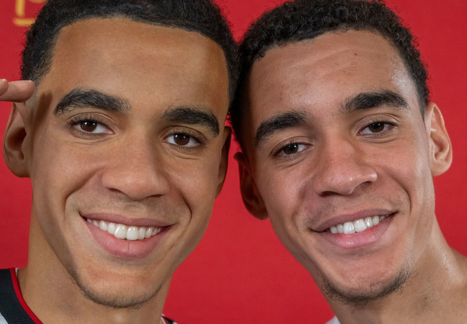 Welcher ist der echte? Jamal Musiala (rechts) und seine Wachsfigur von Madame Tussauds.