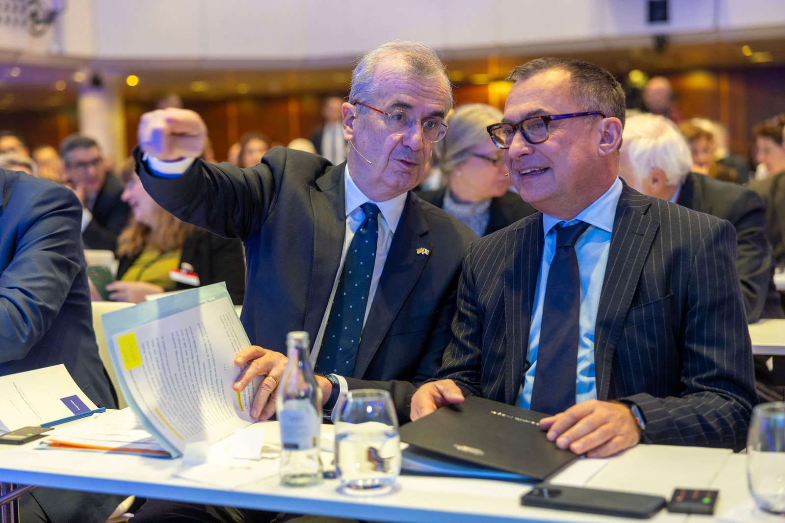 Joachim Nagel (r) und sein französischer Kolleger François Villeroy de Galhau veröffentlichten zahlreiche gemeinsame Gastbeiträge. (Archivbild)