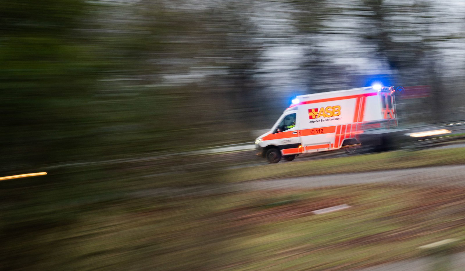 Ein Rettungswagen brachte das schwer verletzte Mädchen ins Krankenhaus. (Symbolbild)