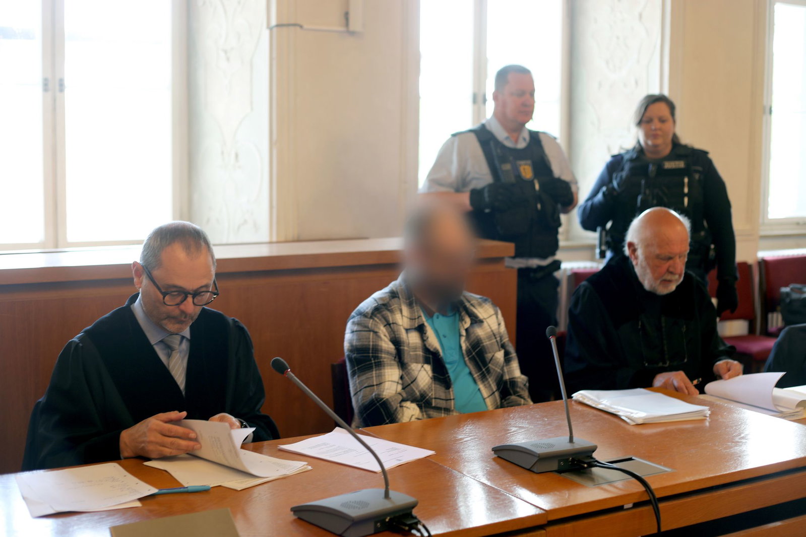 Der Angeklagte soll seinen Nachbarn unter Einfluss von Kokain und Cannabis angegriffen haben.