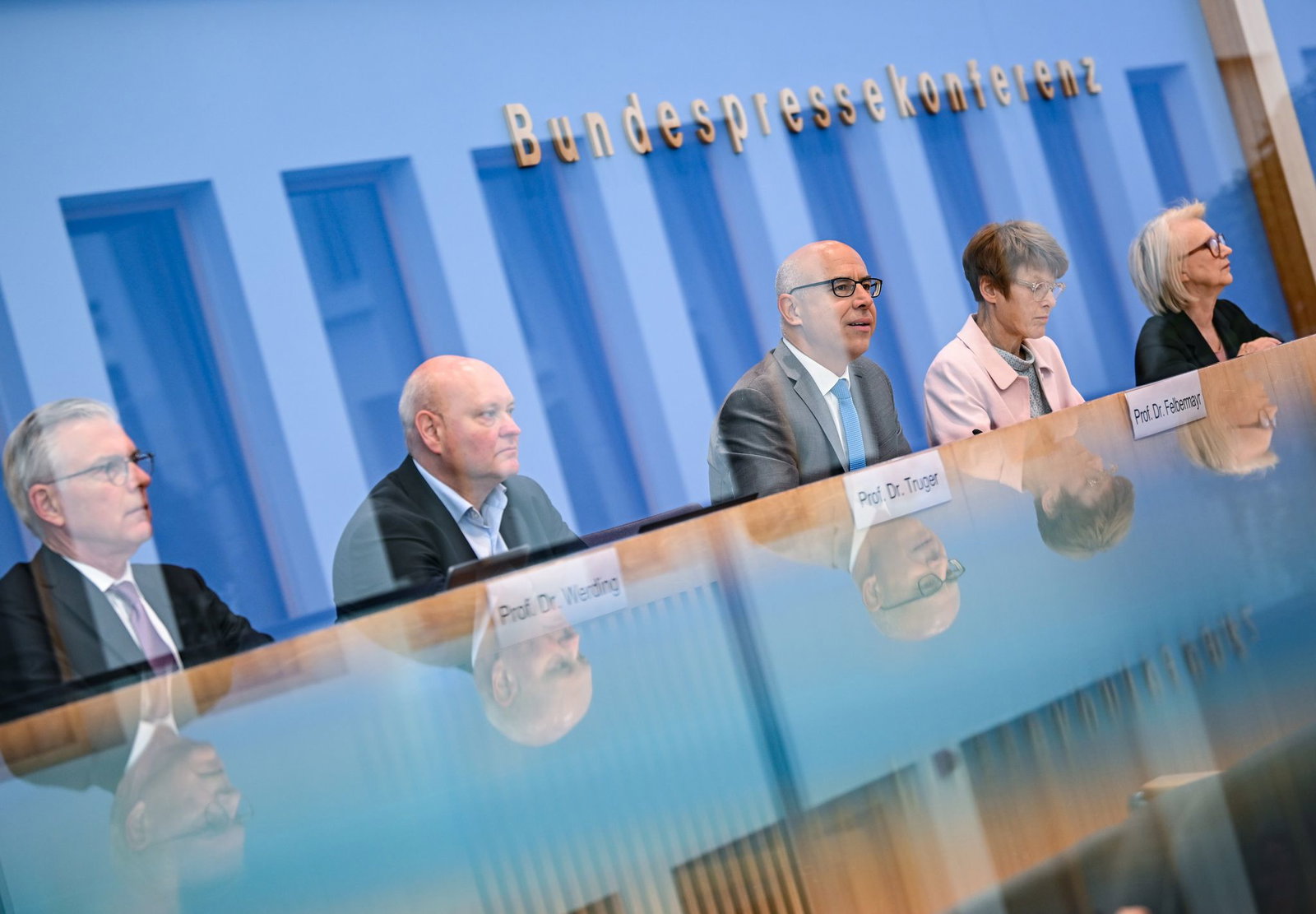 Die «Wirtschaftsweisen» warnen vor explodierenden Kosten, sollte es keine Reformen in der gesetzlichen Kranken- und Pflegeversicherung geben.