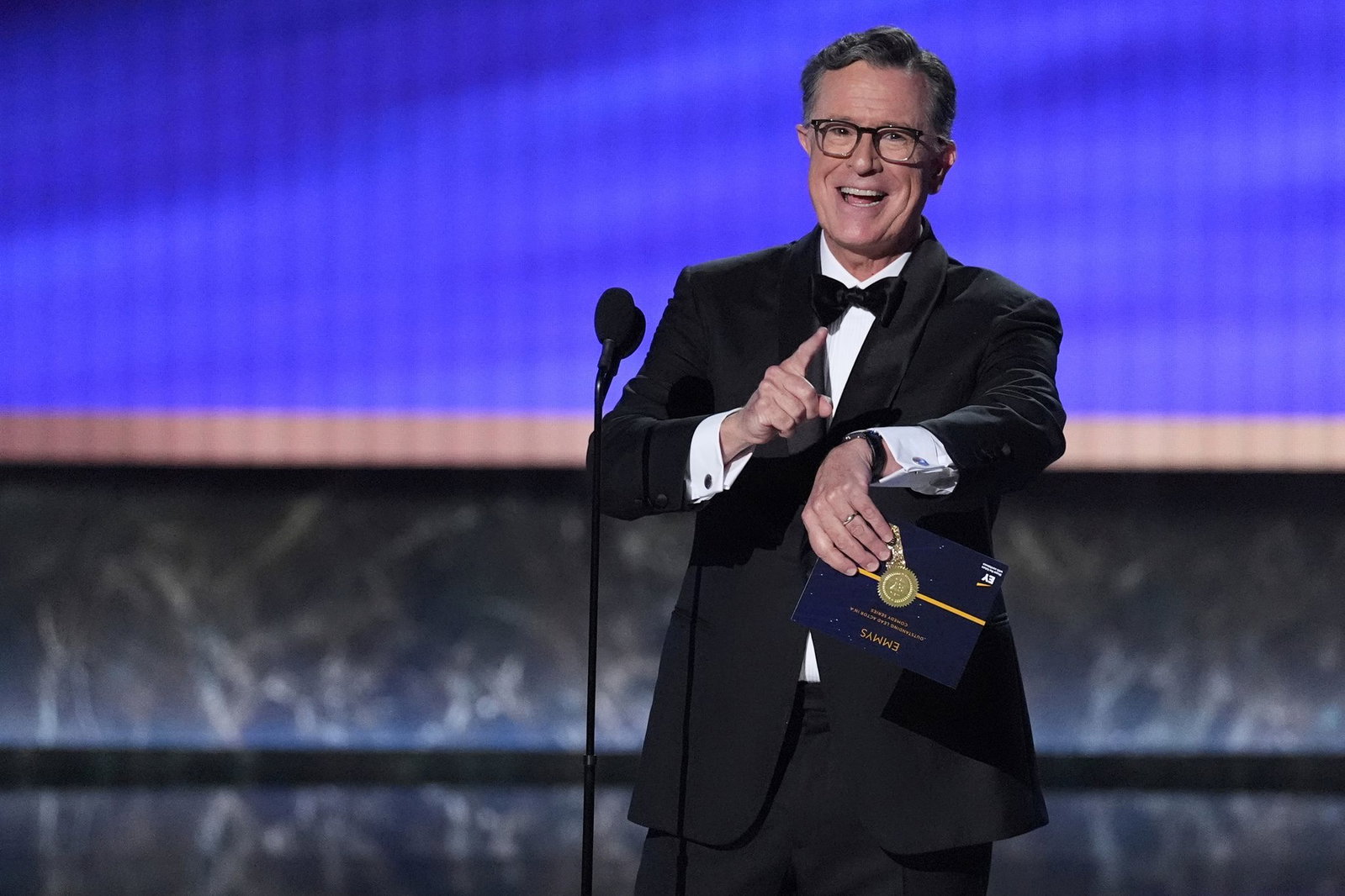 Der US-Comedian meldet sich nur 24 Stunden nach seinem Aus bei CBS mit Komik, Tragik und auch kleinen Spitzen aus einer Lokalshow zurück. 