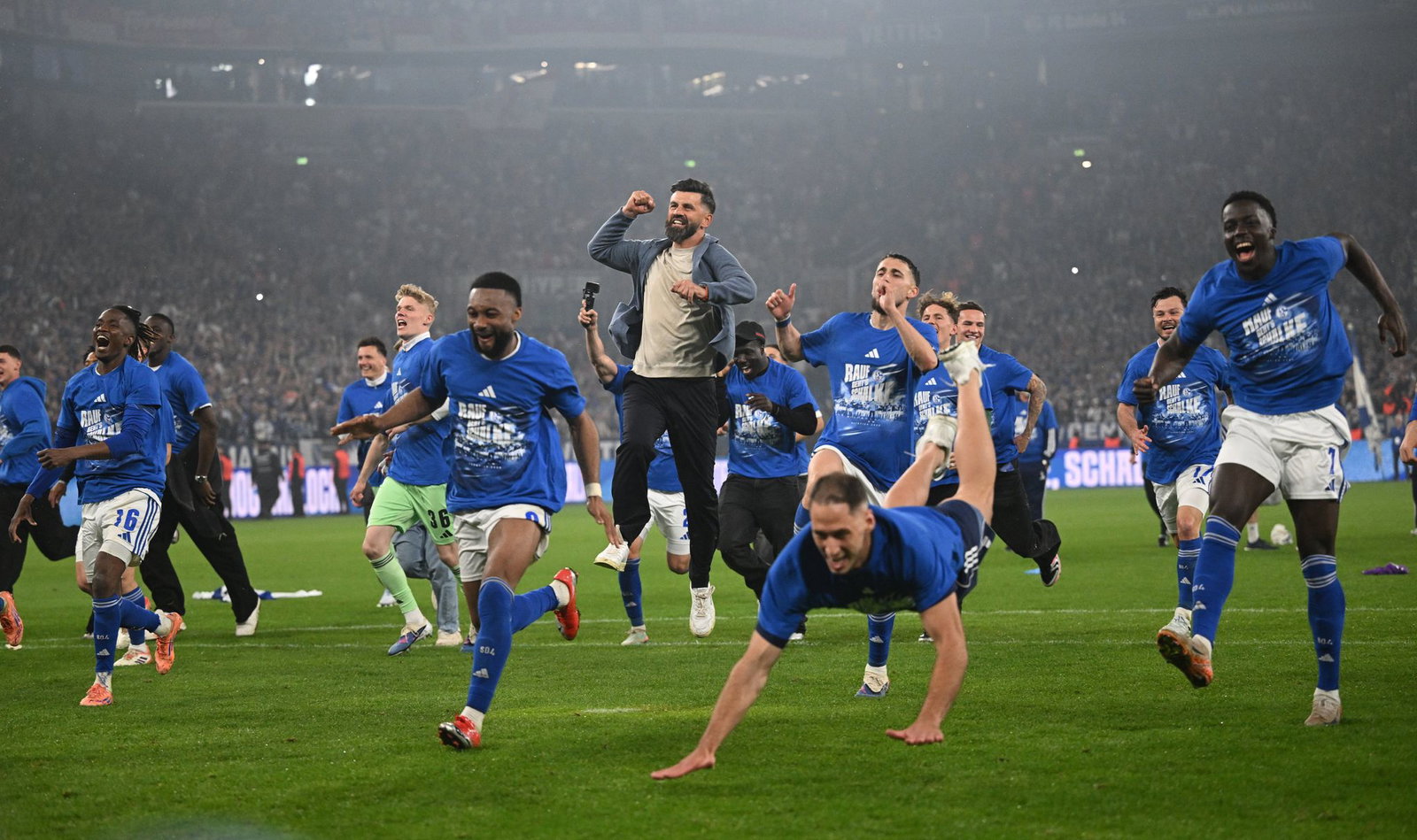 Grenzenloser Jubel nach dem Schlusspfiff: Schalke 04 ist wieder erstklassig.