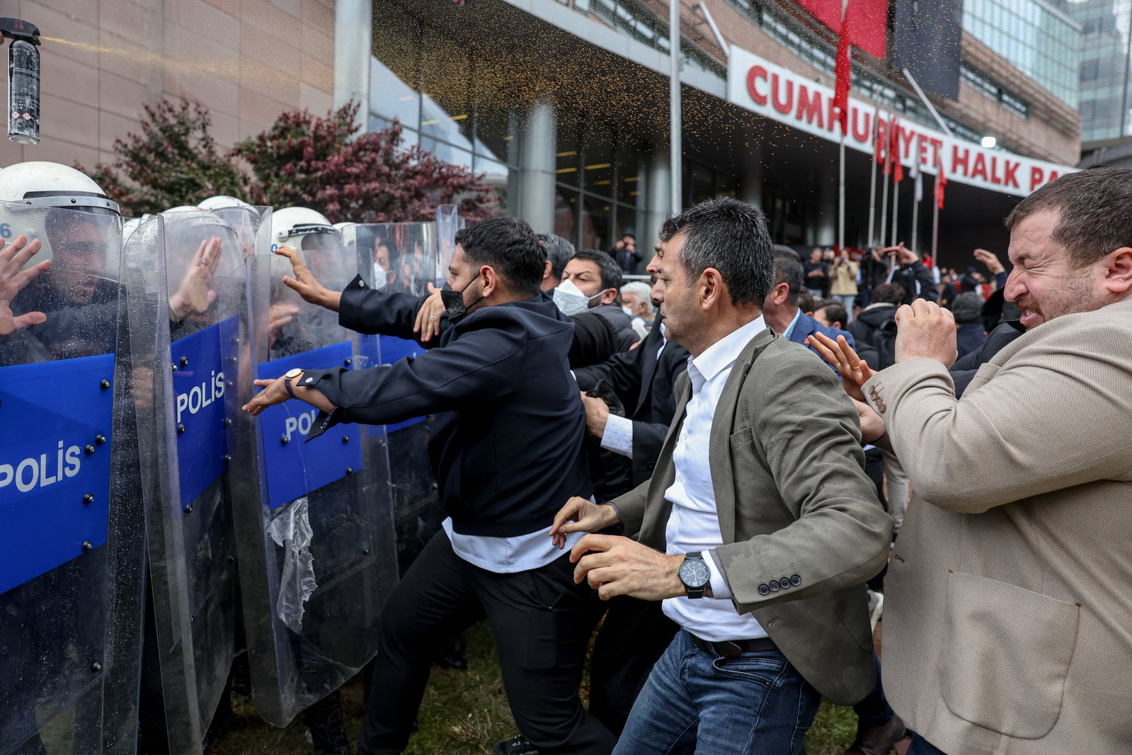 Die Polizei stürmte die Zentrale der Opposition in Ankara