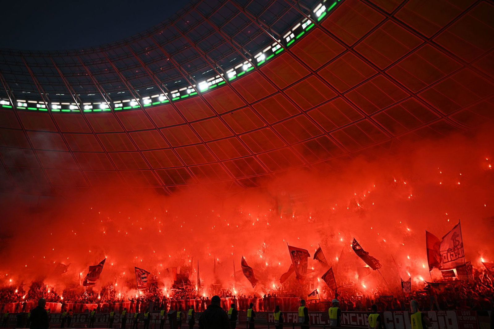Pyrotechnik sorgten für eine Spielunterbrechung im Olympiastadion.
