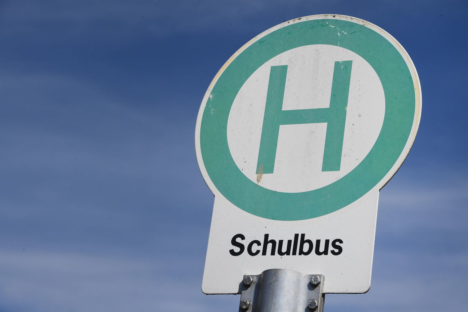 In einem Schulbus haben sich in Efringen-Kirchen mehrere Schüler verletzt. (Symbolbild)
