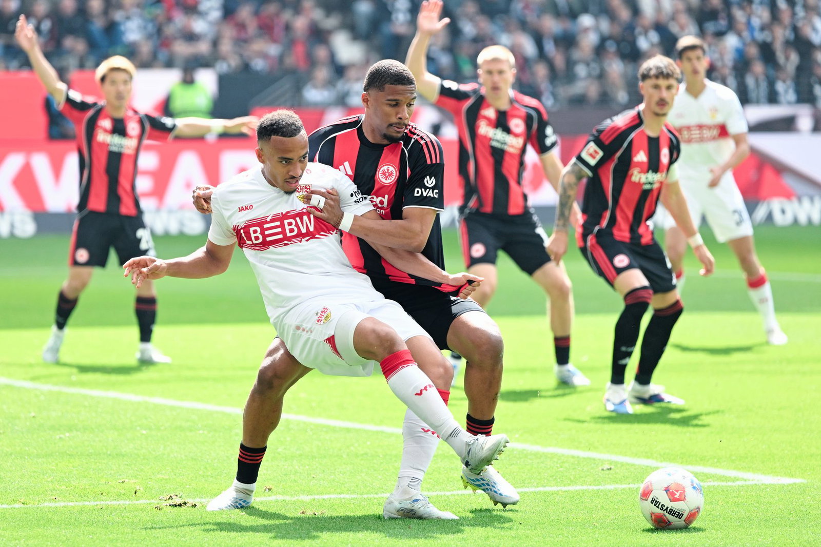 Der VfB Stuttgart um Jamie Leweling (l) sicherte den Champions-League-Platz bei Eintracht Frankfurt ab.