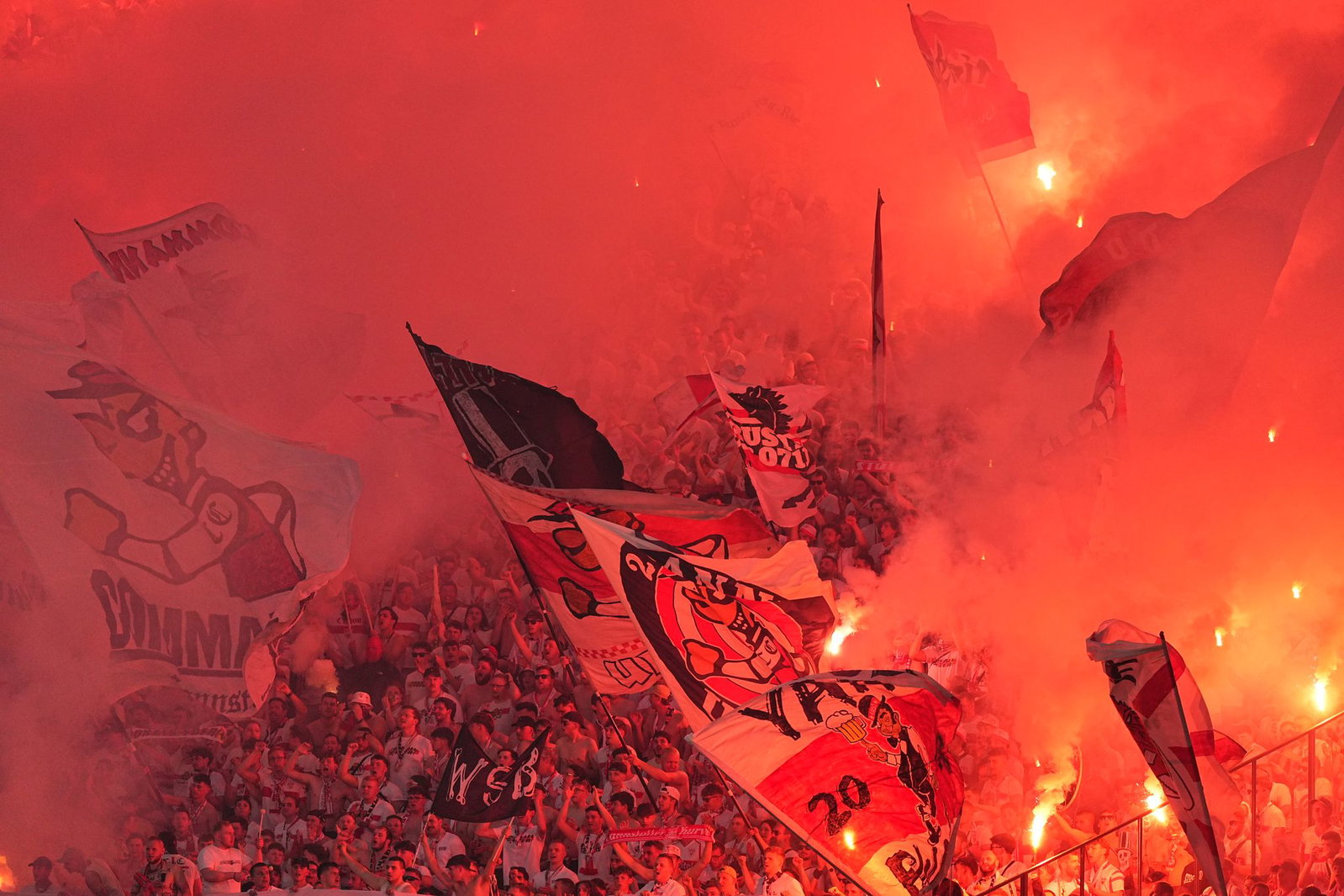 Fans zünden beim Pokalfinale Pyrotechnik. 