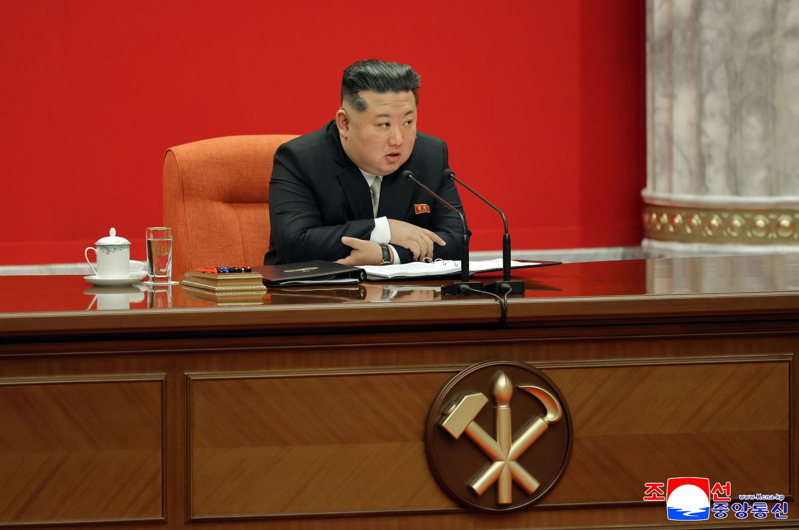 Nordkoreas Machthaber Kim Jong Un rückt von dem jahrzehntelangen Ziel einer Wiedervereinigung mit Südkorea ab. (Archivbild)
