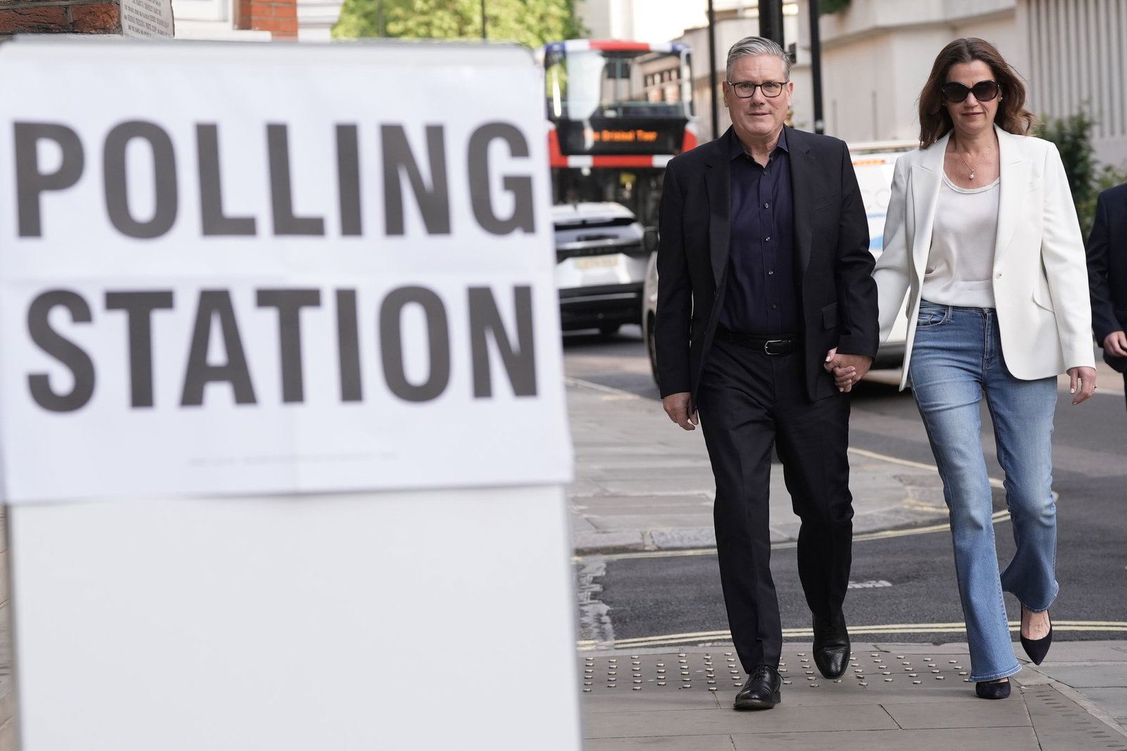 Der britische Premier Keir Starmer und seine Frau Victoria auf dem Weg zum Wahllokal.