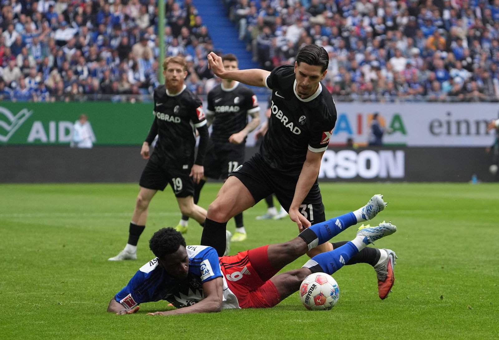 Der SC Freiburg verliert beim HSV trotz zwei Treffern von Igor Matanovic (oben).
