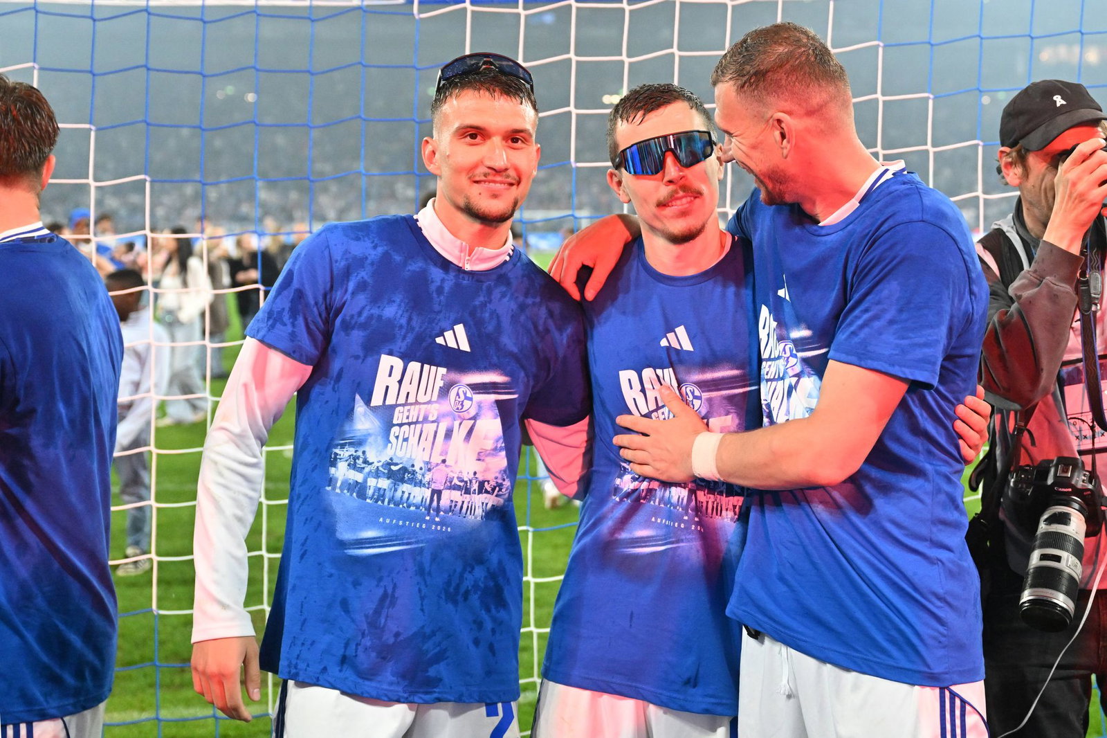 Felipe Sánchez (l, ), Ron Schallenberg (M) und Stürmer-Star Edin Dzeko jubeln über den Aufstieg.
