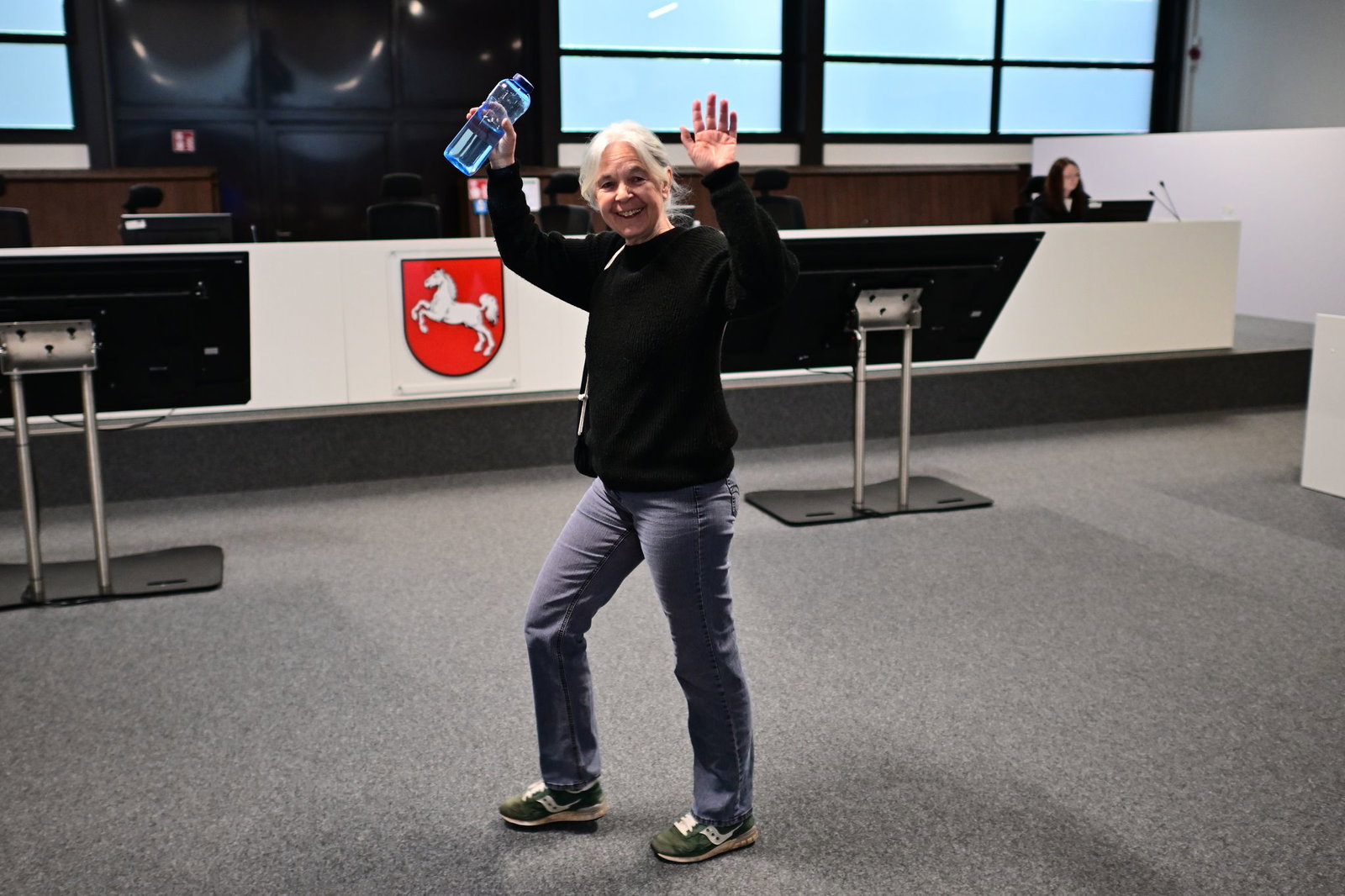 Winkend begrüßte Daniela Klette ihre Unterstützer im Zuschauerraum des Gerichtssaals.