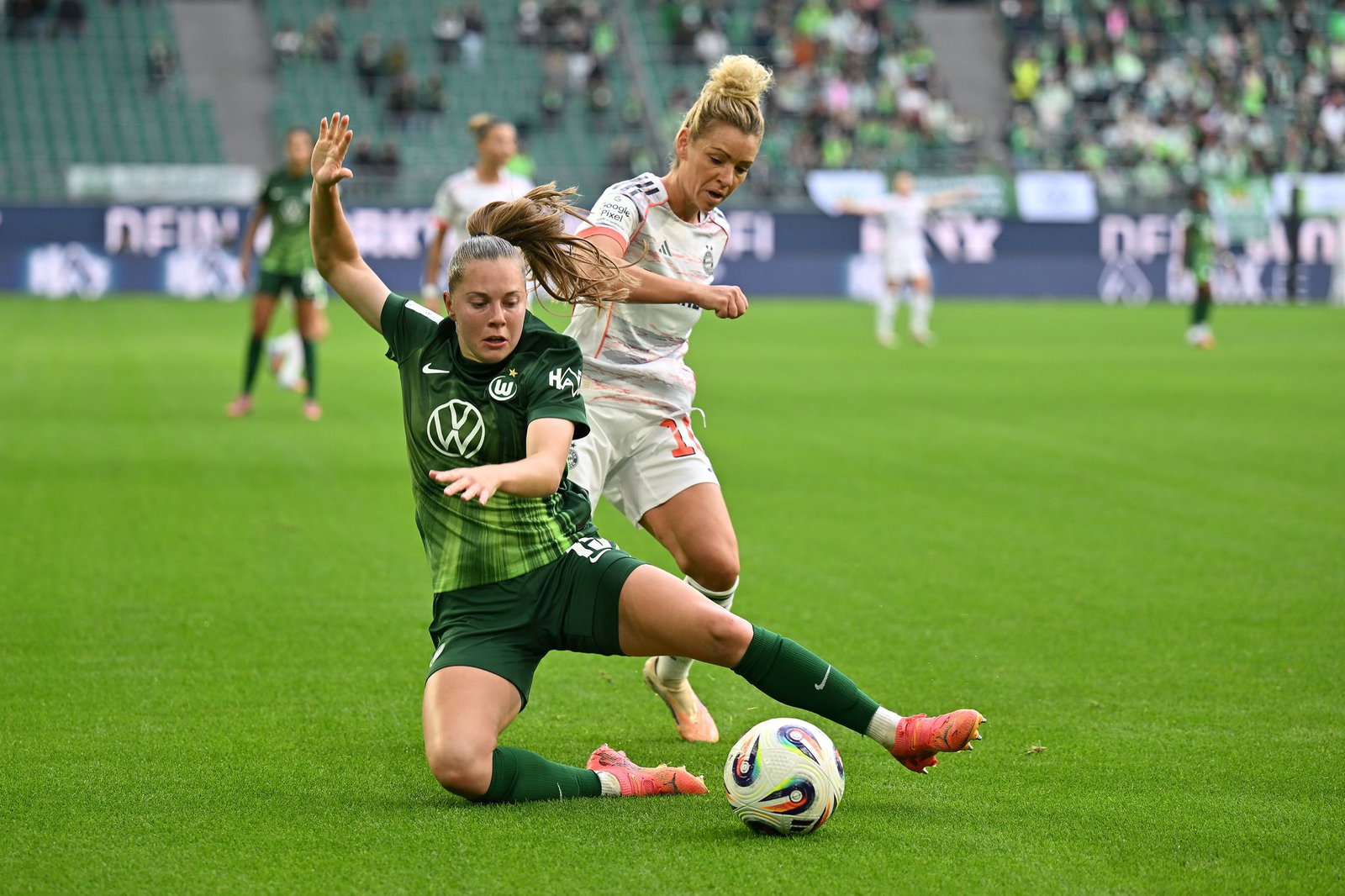 Wer macht es diesmal? Linda Dallmann (r) ist mit dem FC Bayern gegen Wolfsburg favorisiert. (Archivbild)