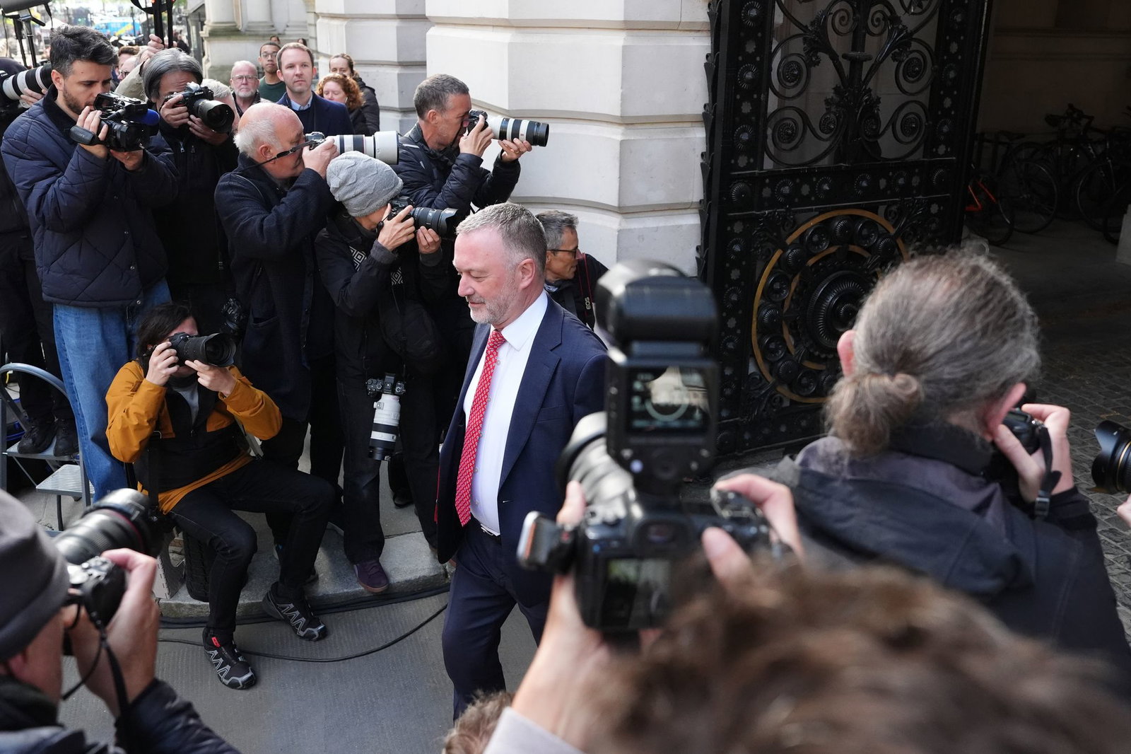 Vor der Downing Street versammeln sich zahlreiche Reporter.