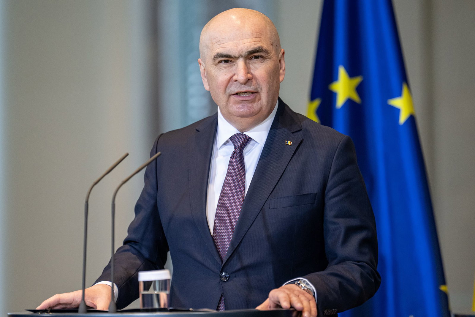 Rumäniens bürgerlich-liberaler Ministerpräsident Ilie Bolojan ist von der sozialdemokratischen und rechtsextremen Opposition wegen seiner Reformpolitik durch ein Misstrauensvorum im Parlament abgesetzt worden.