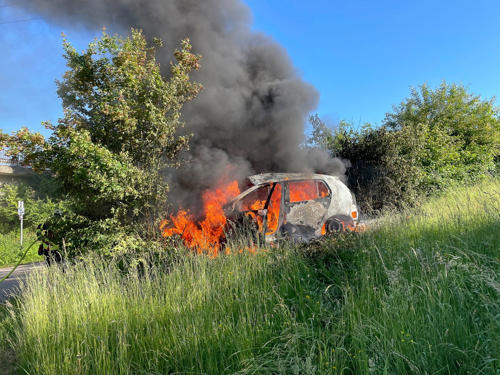 Der Wagen geriet nach dem Unfall in Brand - der Fahrer wurde schwer verletzt. 