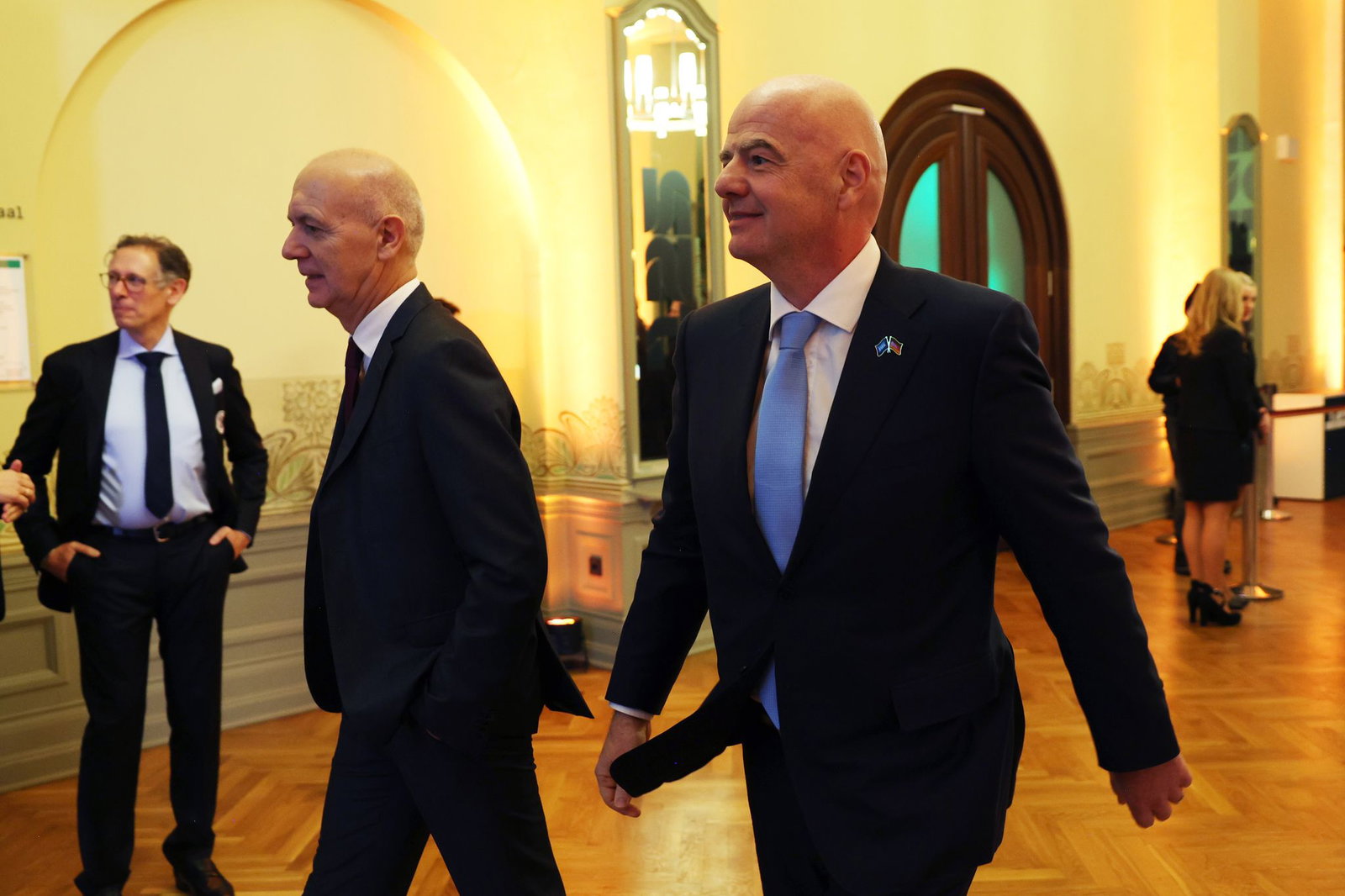 Das Verhältnis des DFB mit Bernd Neuendorf (l) zur FIFA und Gianni Infantino hat sich inzwischen entspannt. (Archivbild)