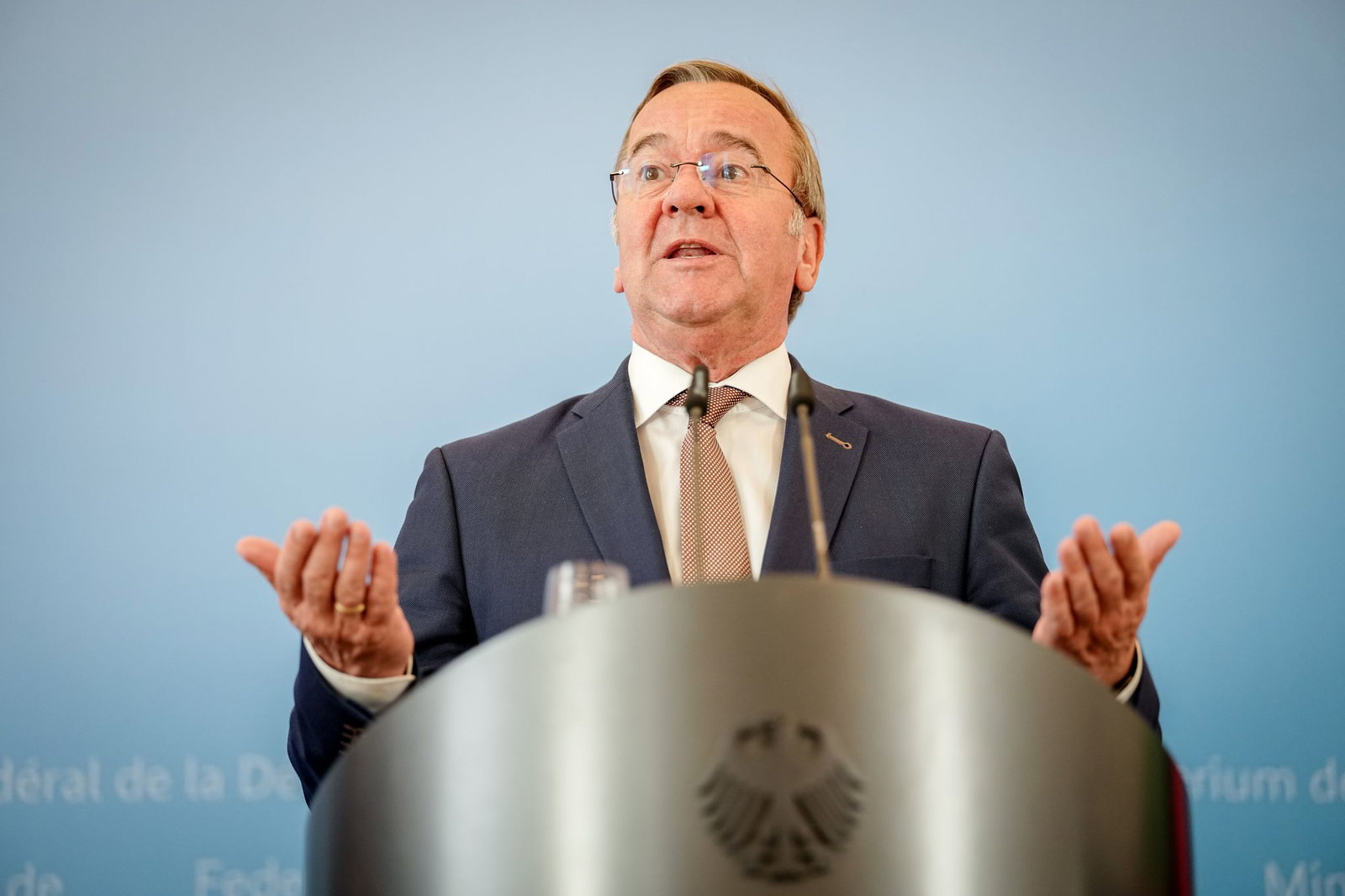 Bei einer Pressekonferenz wird Verteidigungsminister Boris Pistorius (SPD) auf die Eckpunkte für den Zivilschutz angesprochen. 