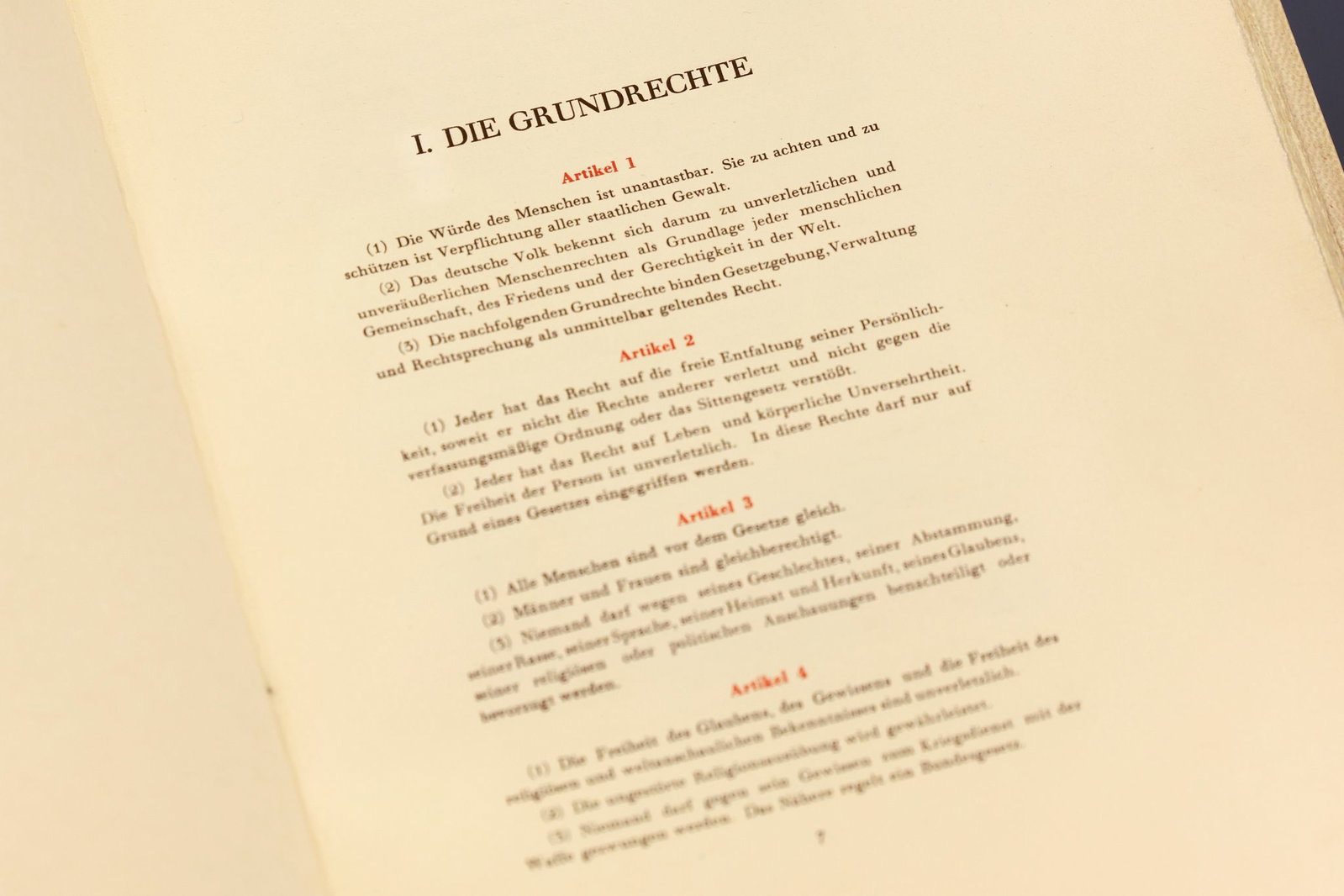 Das Grundgesetz mit seinen verbrieften Rechten ist aus Sicht von Bundespräsident Steinmeier ein Grund zum Feiern. (Archivbild)