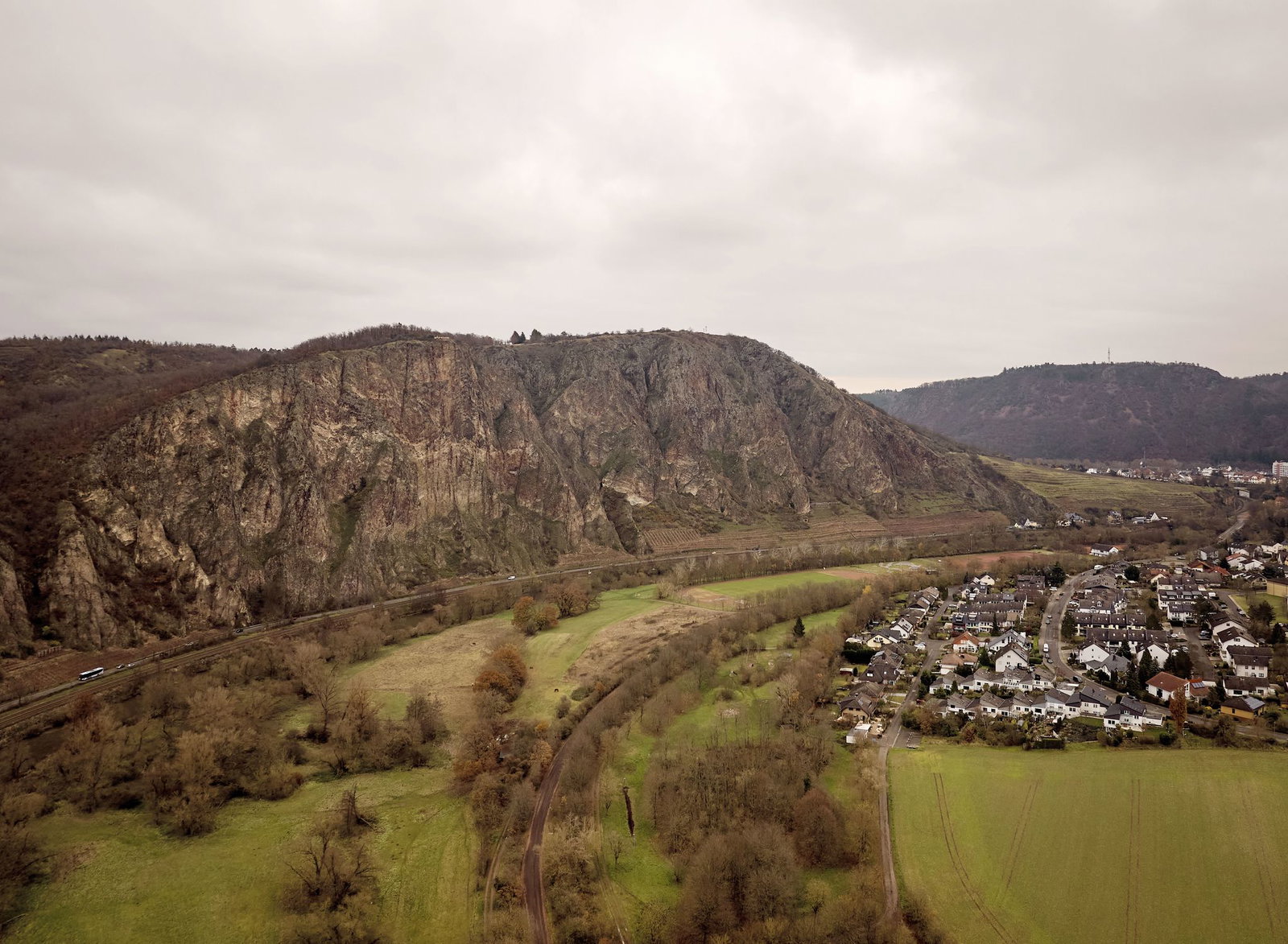 Die Nahe fließt zwischen Bad Münster am Stein-Ebernburg und Bad Kreuznach durch ein Naturschutzgebiet. (Archivbild)